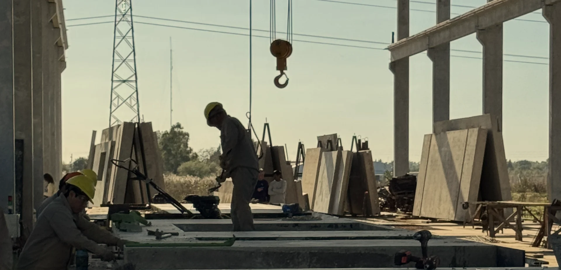 Planta de fabricación y zona de acopio de sistemas constructivos de concreto.