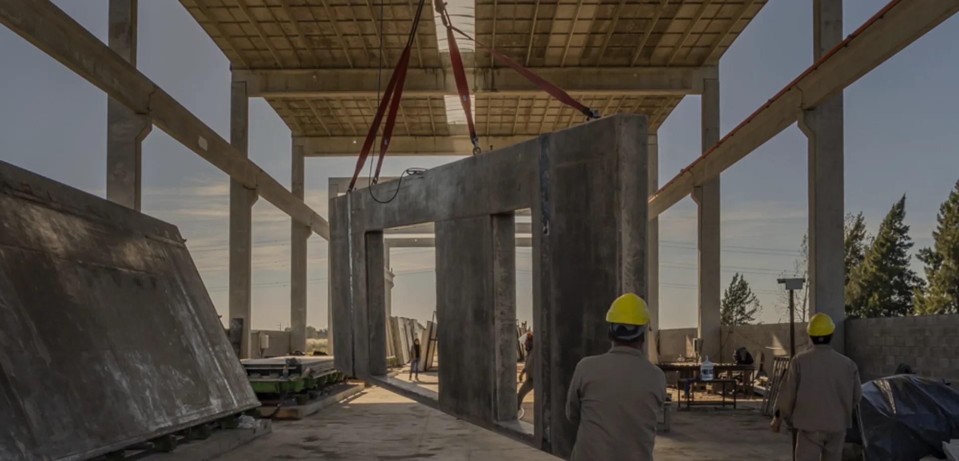 Instalación de muros estructurales de concreto en edificio de construcción rápida.