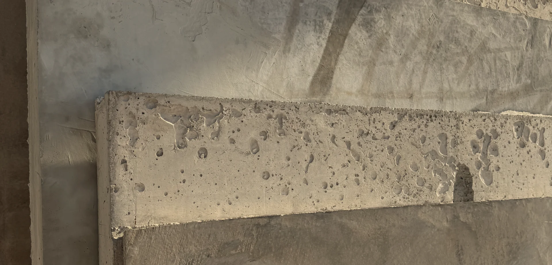 Primer plano de textura de concreto visto de alta calidad y terminación industrial.