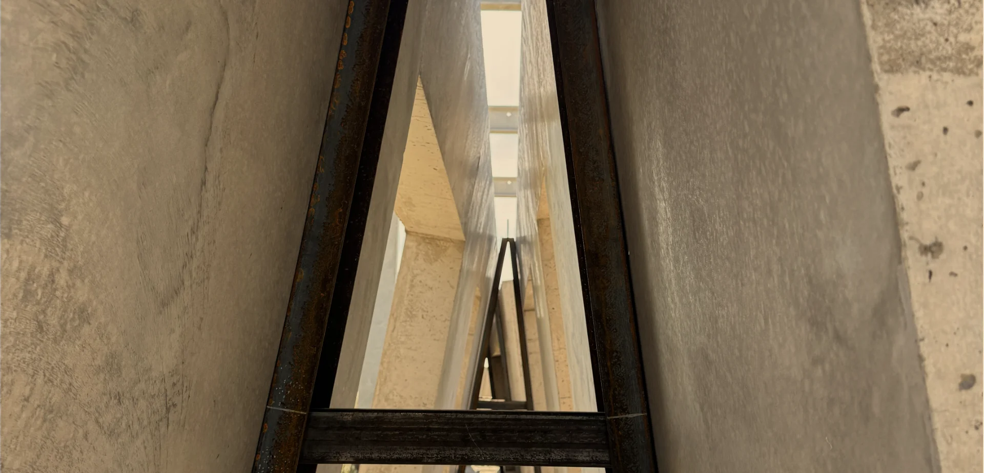 Almacenamiento vertical de paneles de concreto pre-vaciados en soportes metálicos.