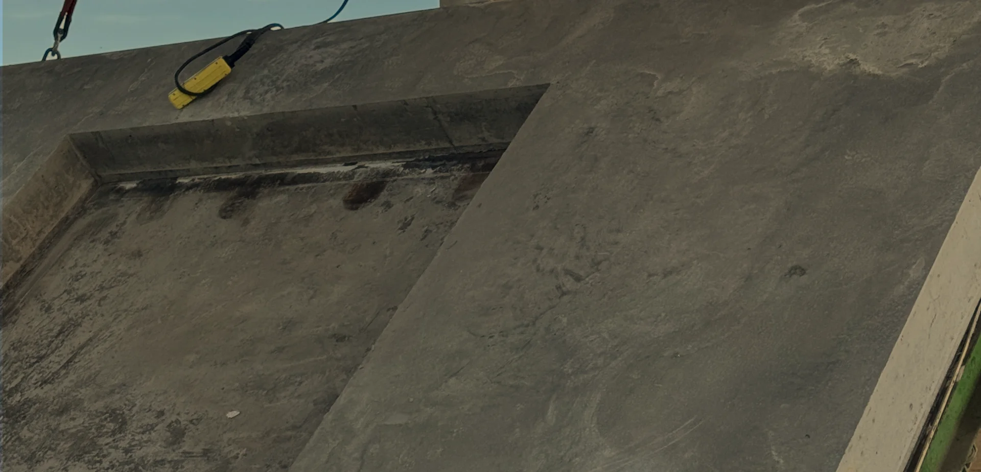 Detalle de terminación superior de panel de hormigón listo para montaje.