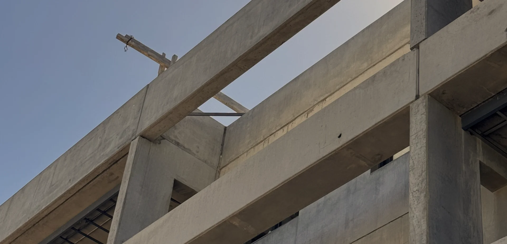 Vigas y columnas de concreto prefabricado de VIKHAUS en estructura de edificio en construcción.